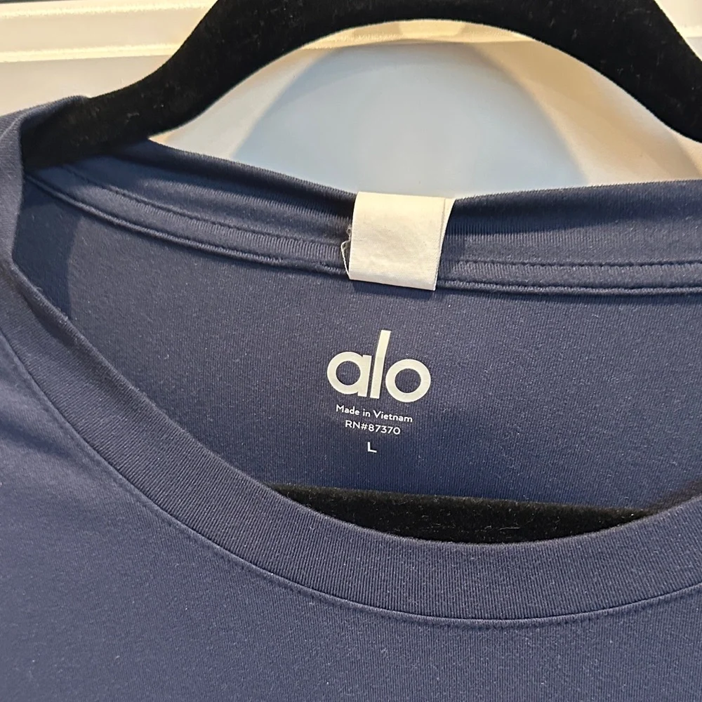 ALO Yoga Men's Navy Short Sleeve Tee - Picture 2 of 2
